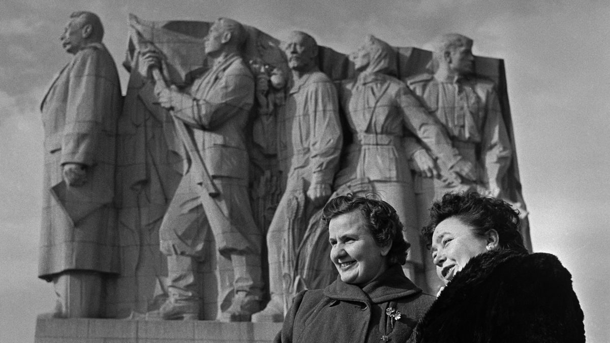 Konec věčného Stalina v Praze: Komunisté se báli, kam se skutálí jeho hlava